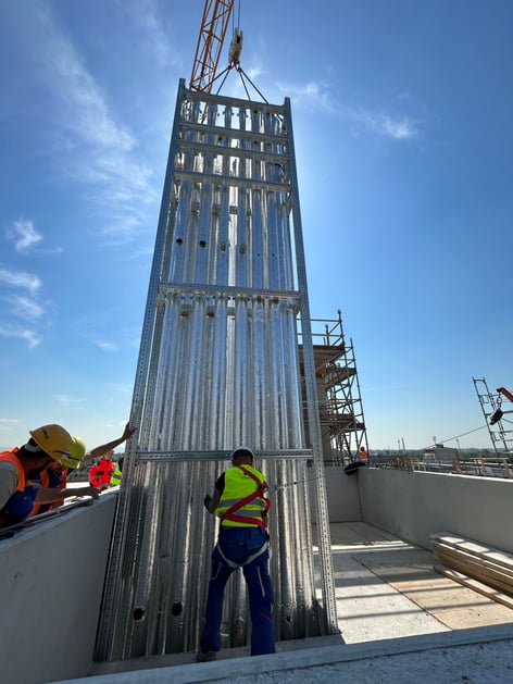 Montaż prefabrykowanego szachtu instalacyjnego o wymiarach 2 × 13 metrów wykonanego w systemie nośnym siFramo.