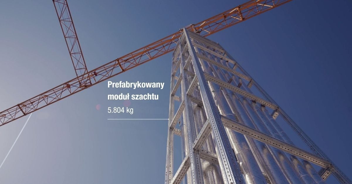 Prefabrykowany szacht instalacyjny o długości 13 metrów i szerokości 2 metrów wykonany z profili siFramo, prezentujący nowoczesne podejście do prefabrykacji stalowych konstrukcji mocujących