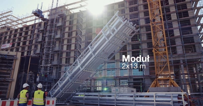 Prefabrykowany szacht instalacyjny o długości 13 metrów i szerokości 2 metrów wykonany z profili siFramo, prezentujący nowoczesne podejście do prefabrykacji stalowych konstrukcji wsporczych