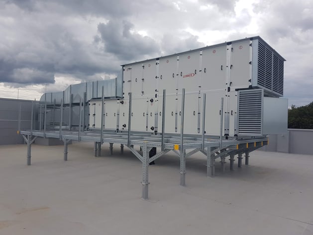 Konstrukcja wsporcza z ocynkowanych profili siFramo podtrzymująca dużą centralę wentylacyjną i instalację HVAC na dachu budynku.