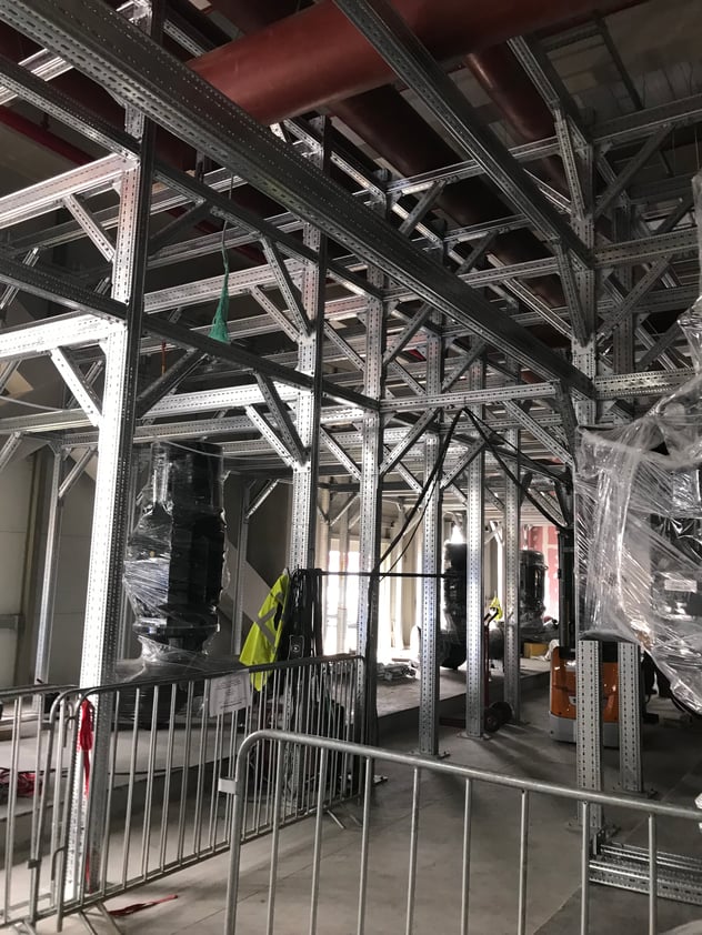 Masywna, przestrzenna konstrukcja modułowa z profili zamkniętych siFramo zmontowana wewnątrz hali przemysłowej pod ciężkie instalacje rurociągowe.